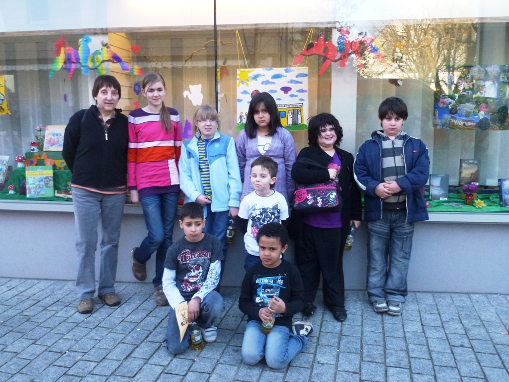 „Offener Kindertreff“ dekoriert Schaufenster der Stadtbücherei