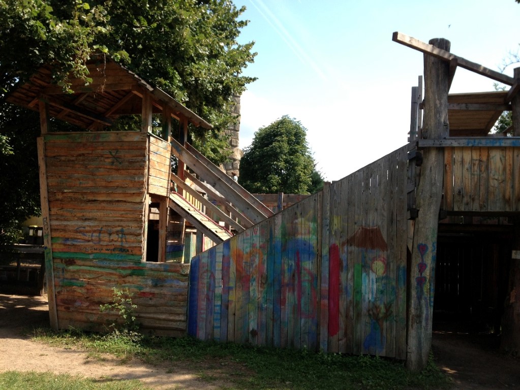 16 mutige Kinder unternehmen einen Ausflug zum Abenteuerspielplatz „Günthersburg“