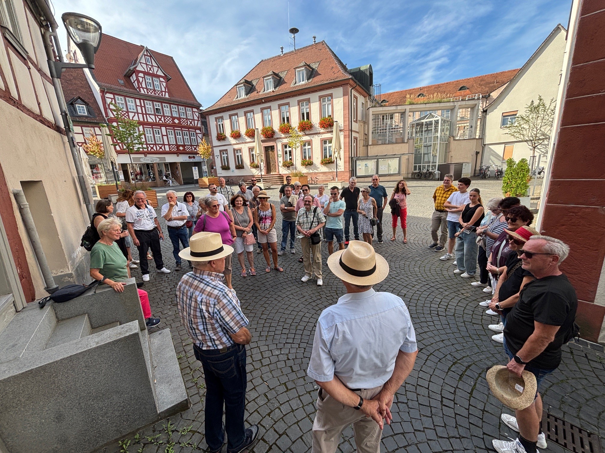 Alles richtig gemacht hatten am vorletzten Samstag die rund 40 Teilnehmerinnen und Teilnehmer der „Klassischen Stadtführung“. Bei strahlendem Sonnenschein entdeckten sie unter der Leitung der beiden Stadtführer Klaus Mohrhardt und [&hellip;]